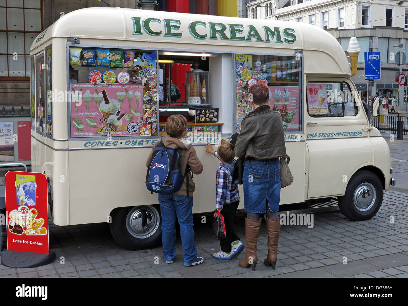 Femme Tasttee crème glacée de couleur crème classique van de 1960 dans le centre-ville d'Édimbourg en Écosse Royaume-uni 2013 Banque D'Images