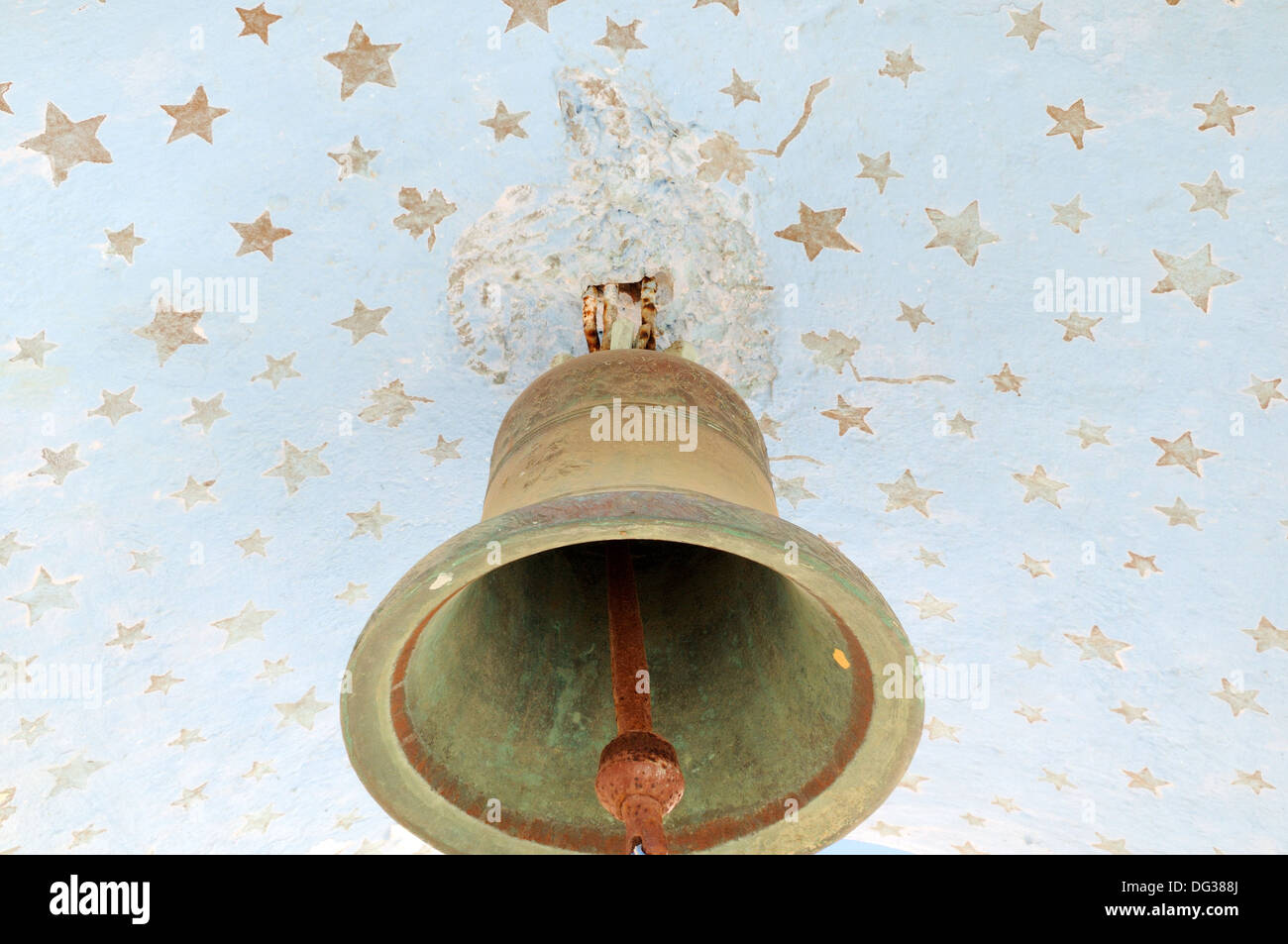 Cloche de l'Église à l'entrée de Panagia église orthodoxe grecque dans le village abandonné de Mikro Horio Tilos Grèce Banque D'Images
