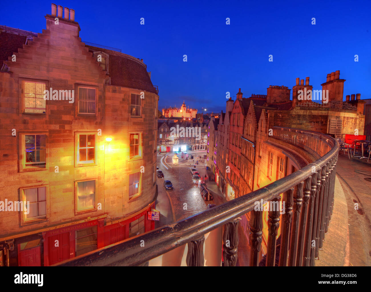 Rambarde en haut de la rue Victoria, la Ville d'Edinburgh Scotland UK au crépuscule Photo de nuit Banque D'Images