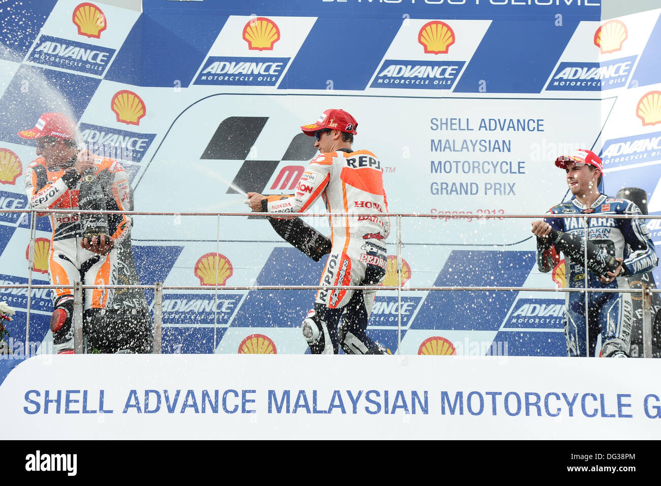 Sepang, en Malaisie. 13 Oct, 2013. 13.10.2013.Sepang, Malaisie.Marc Márquez (Repsol Honda Team) Dani Pedrosa (Repsol Honda Team), Jorge Lorenzo (Yamaha Factory Team) célèbrent leur victoire sur le podium à Sepang Circuit. Credit : Action Plus Sport Images/Alamy Live News Banque D'Images