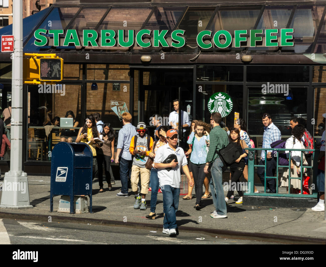 Café Starbucks à la devanture, Astor Place NYC Banque D'Images