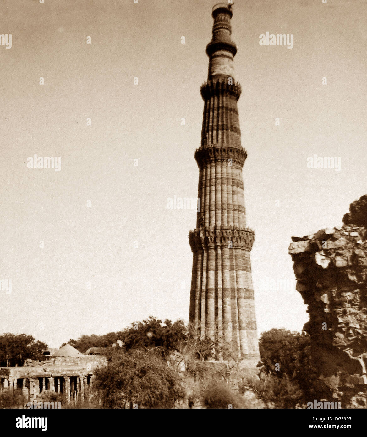 Inde - Qutb Minar Delhi début des années 1900 Banque D'Images