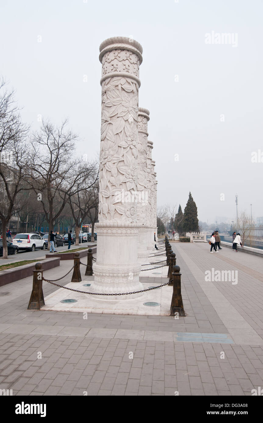 Certains des 24 piliers sur le modèle des 24 termes solaires sur la rive nord de l'Afrique du Moat à Beijing, Chine Banque D'Images