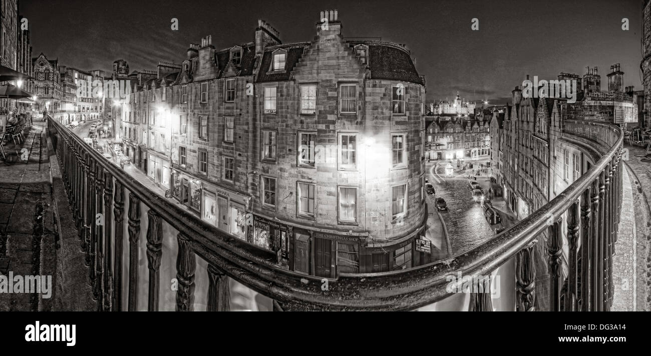 La Ville d'Edinburgh Mono Panorama à partir de la vieille ville de Victoria St, Scotland, UK la nuit Banque D'Images