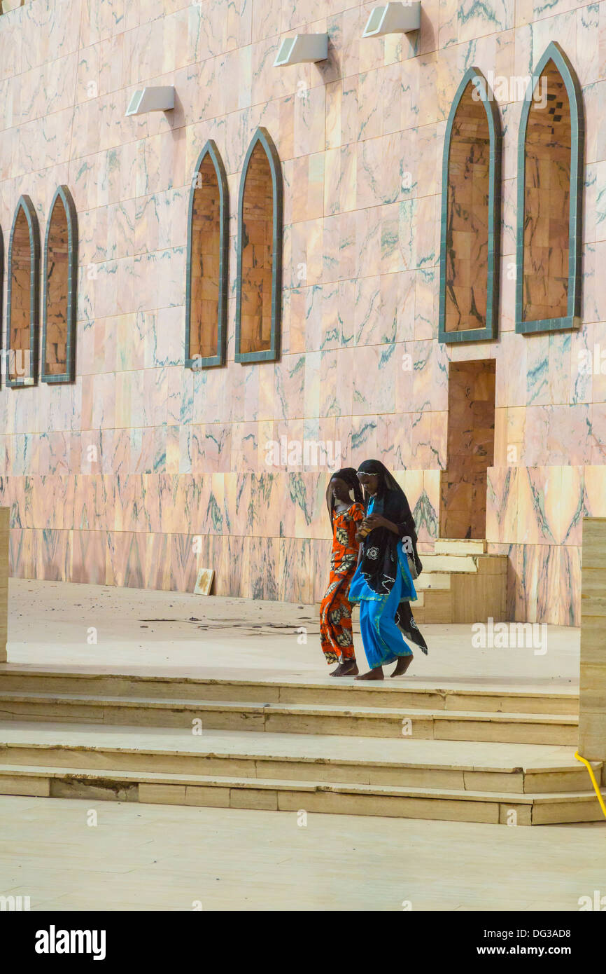 Sénégal, Touba. Deux femmes sénégalaises de quitter la Grande Mosquée. Banque D'Images