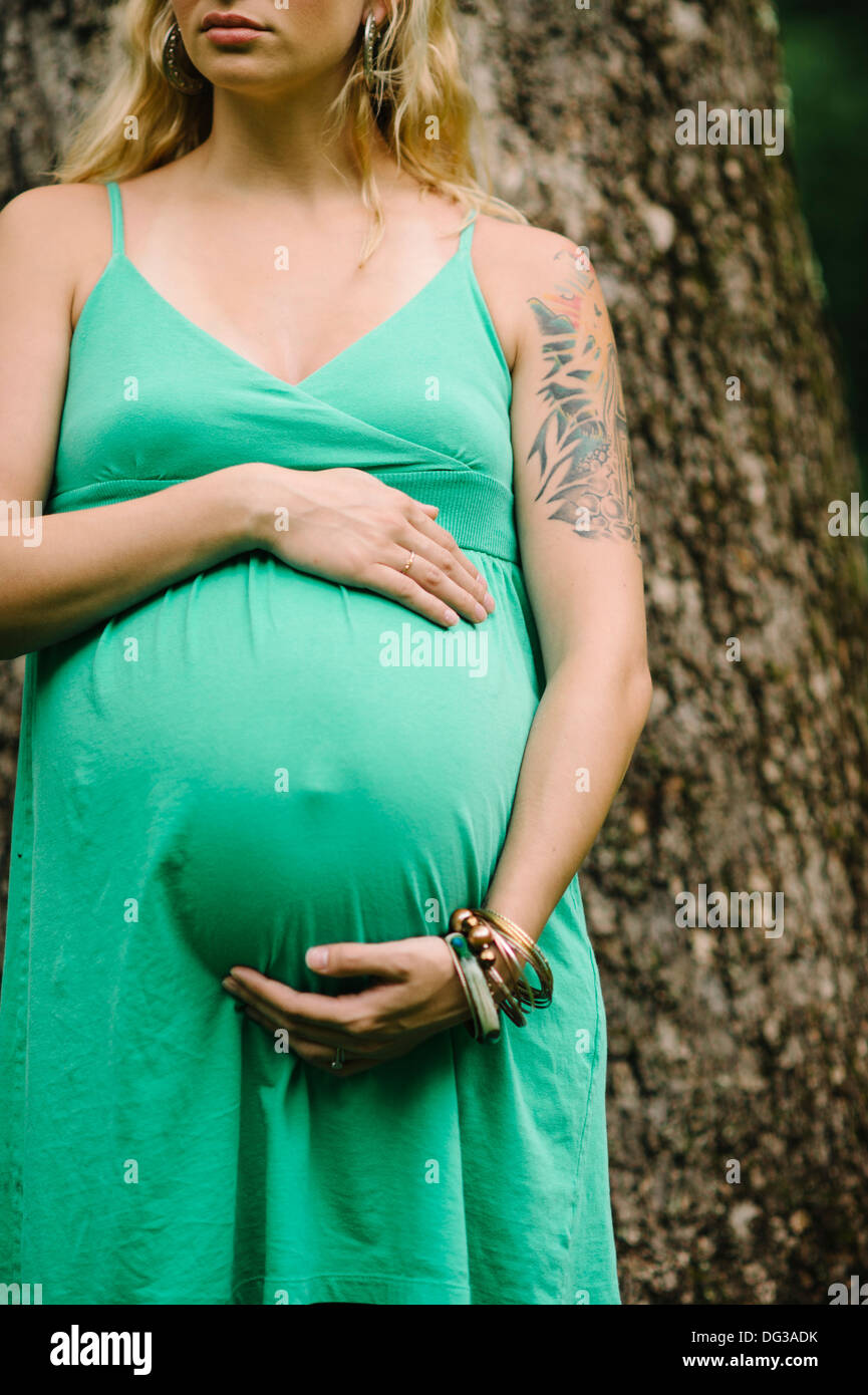 Pregnant Woman Holding Belly Banque D'Images