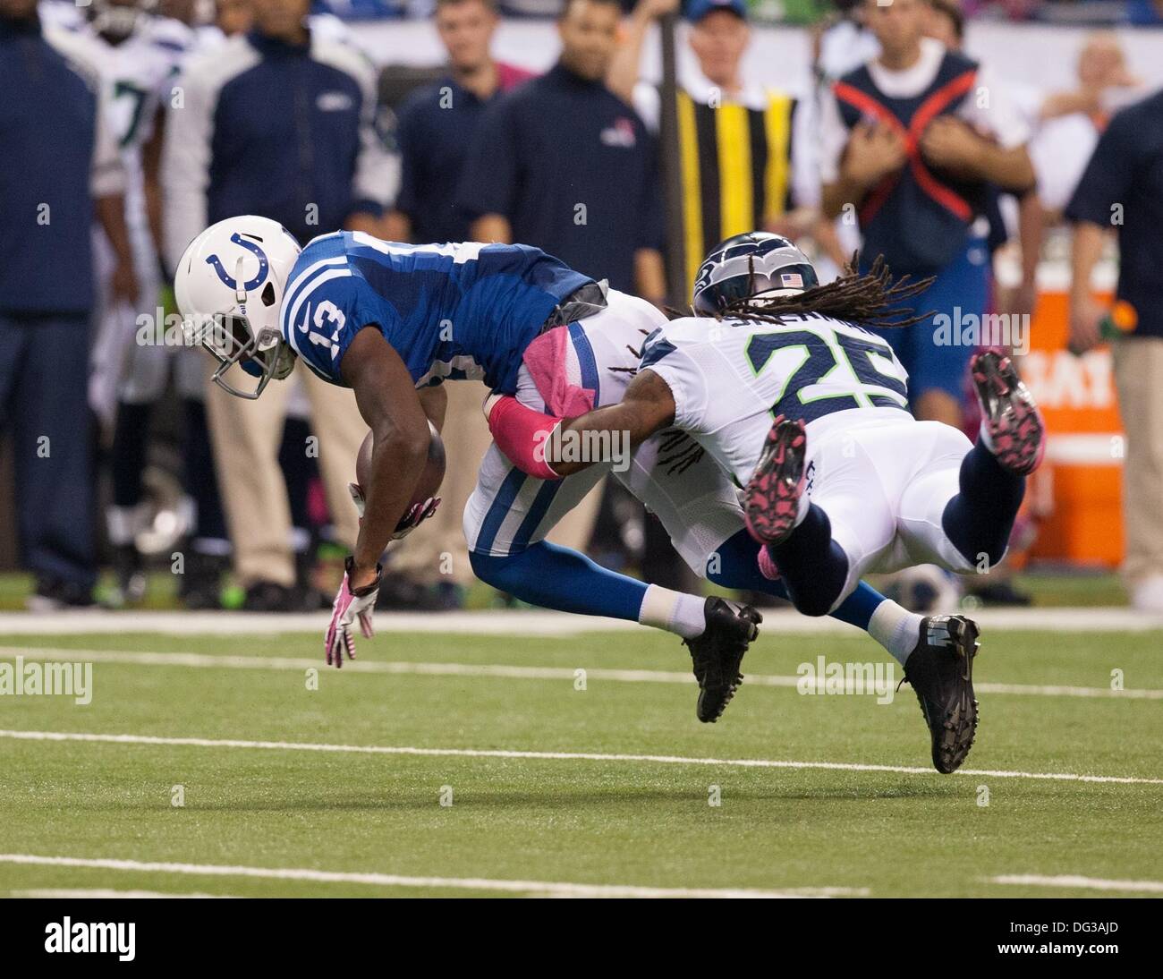 Indianapolis, OH, USA. 6Th Oct 2013. 06 octobre 2013 : Seattle Seahawks Richard évoluait Sherman (25) s'attaque à Indianapolis Colts wide receiver T.Y. Hilton (13) au cours de la NFL match entre les Seattle Seahawks et les Indianapolis Colts au Lucas Oil Stadium à Indianapolis, IN. Les Indianapolis Colts défait les Seattle Seahawks 34-28. © csm/Alamy Live News Banque D'Images