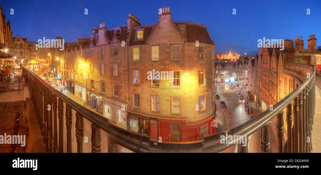 Panorama au-dessus de la rue Victoria, la Ville d'Edinburgh Scotland UK au crépuscule Photo de nuit Banque D'Images