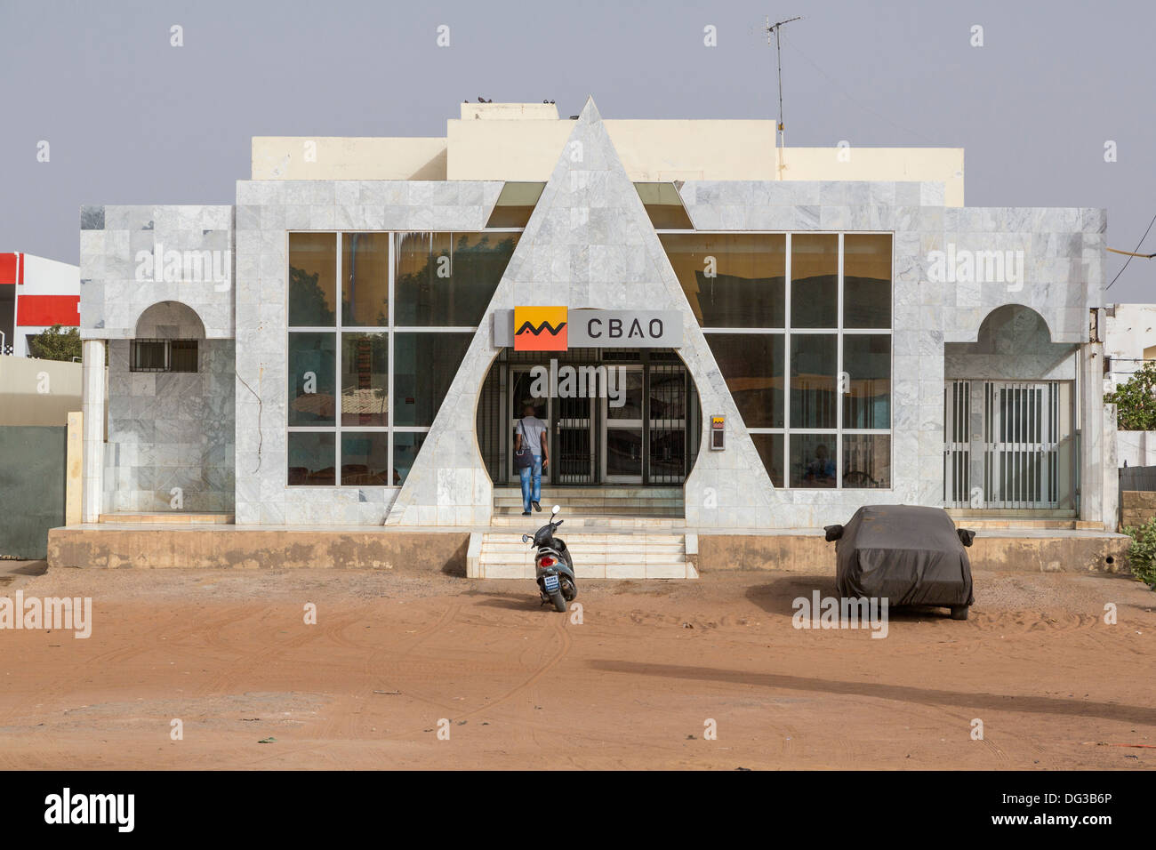 Sénégal, Touba. L'ABCO homme entrant, une banque privée basée à Dakar. (Compagnie Bancaire de l'Afrique occidentale). Banque D'Images