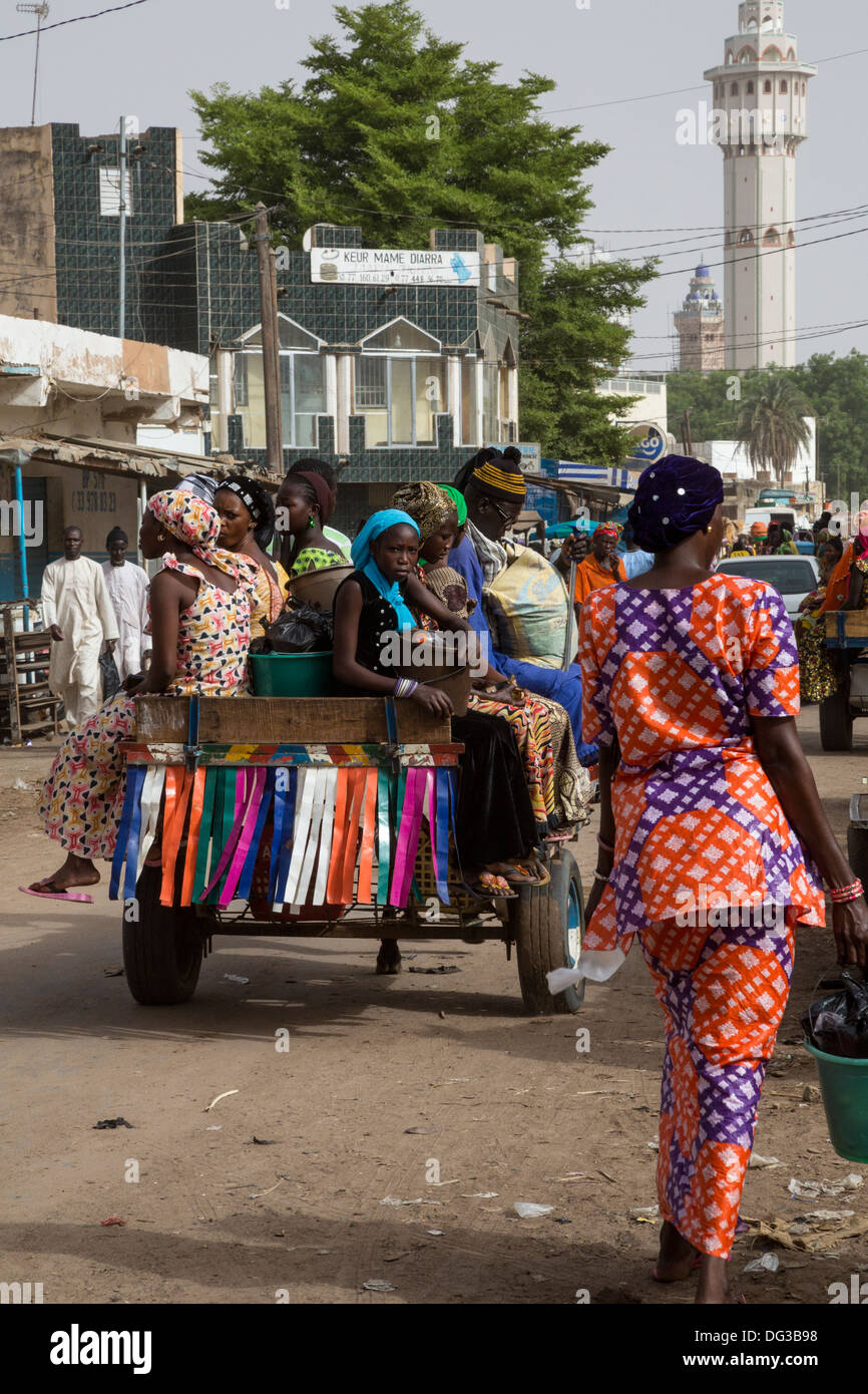 Sénégal, Touba. Scène de rue. Équitation femmes chariot après le shopping. Banque D'Images