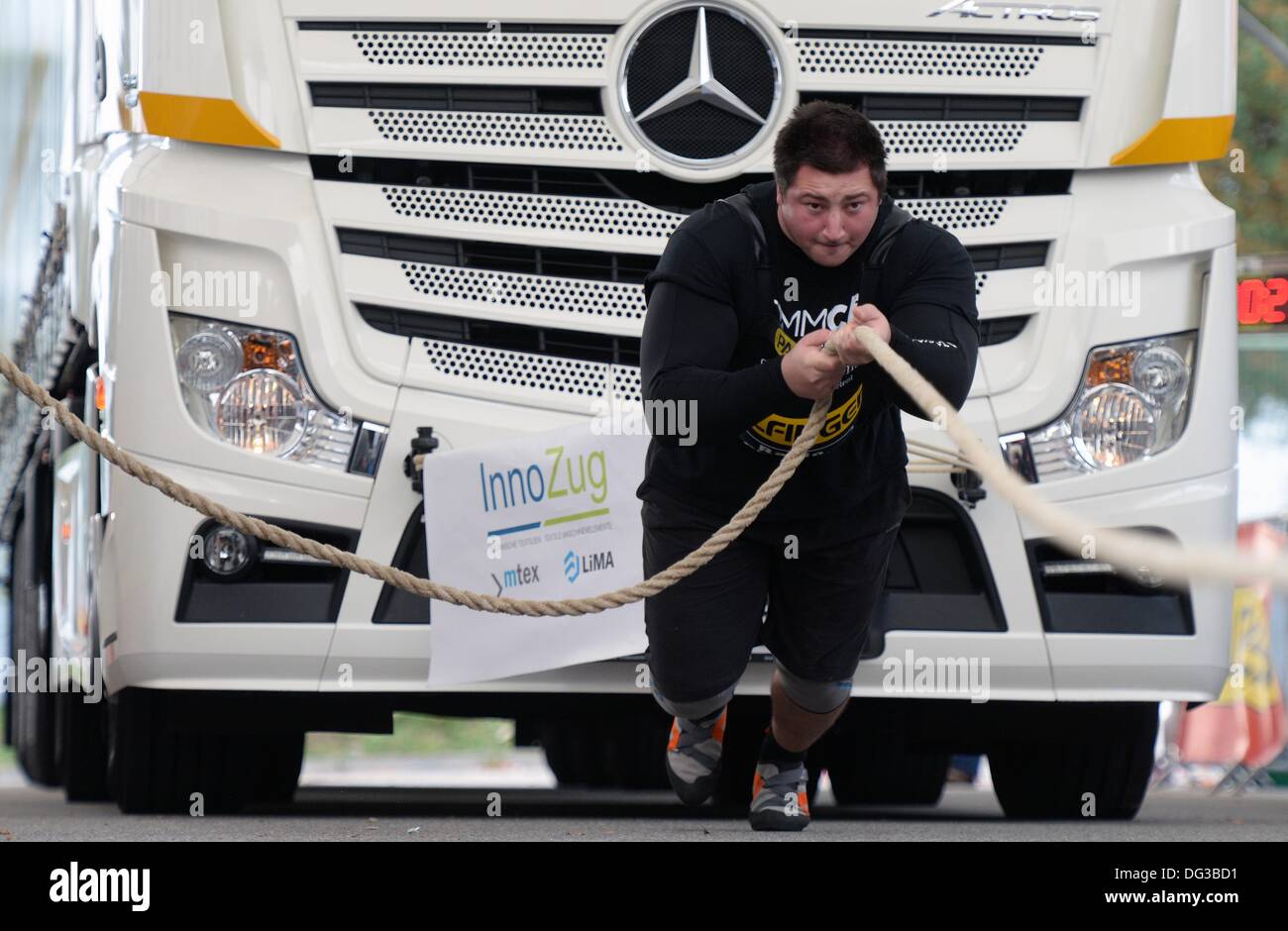 Chemnitz, Allemagne. 13 Oct, 2013. Nouveau champion allemand Dennis Kohlruss tire un camion de 15 tonnes durant le championnat d'Allemagne en Truck-Pull à Chemnitz, Allemagne, 13 octobre 2013. Les athlètes ont à tirer un 7, 5 tonne et un camion de 15 tonnes sur une distance de 20 mètres. Photo : HENDRIK SCHMIDT/dpa/Alamy Live News Banque D'Images