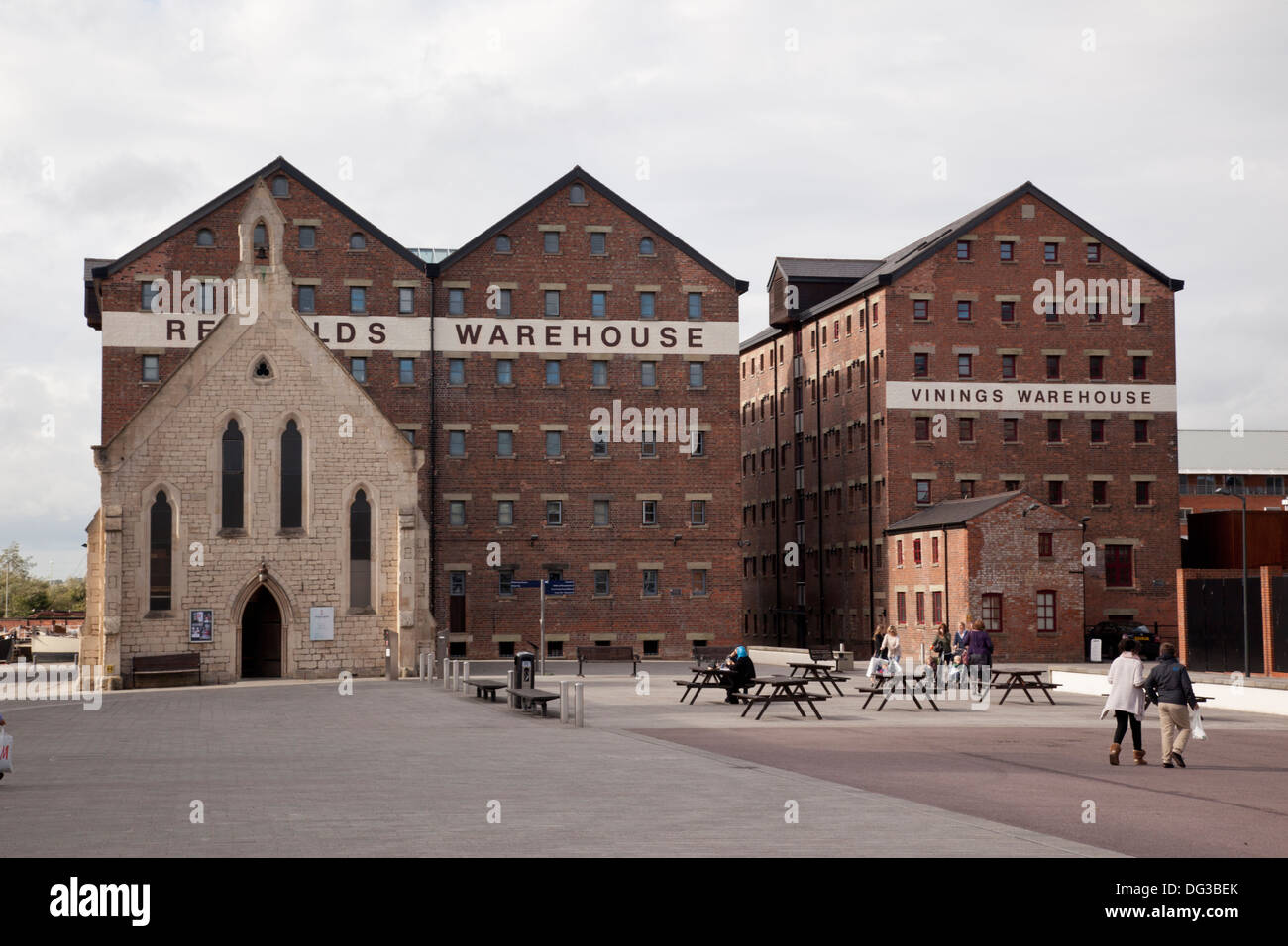 Red Bbried warehouses and Mariners Church, Gloucester Docks, Gloucestershire, Angleterre, Royaume-Uni Banque D'Images