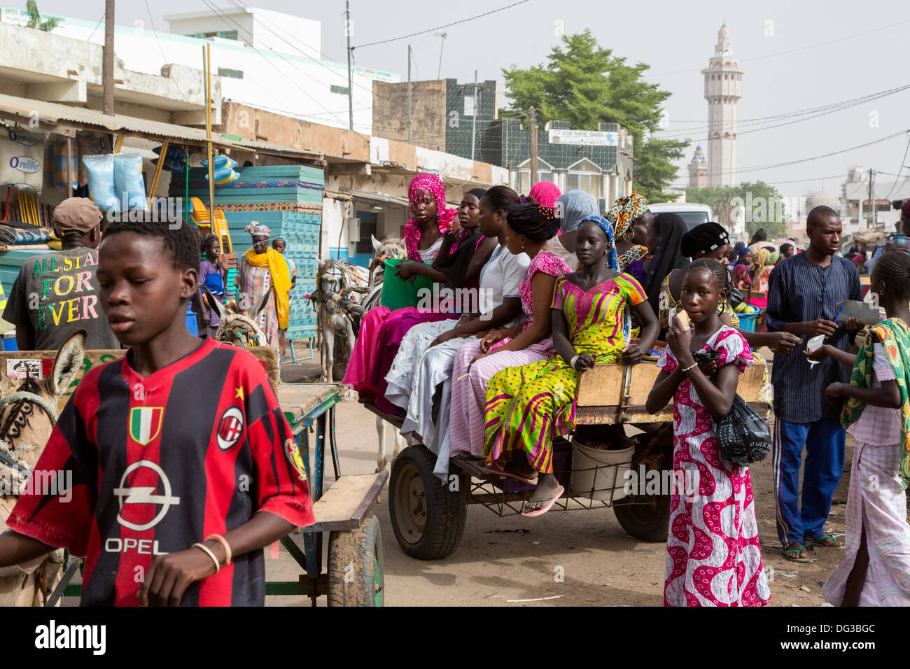 Sénégal, Touba. Chariots offrons un service de taxi pour les acheteurs du marché. Banque D'Images