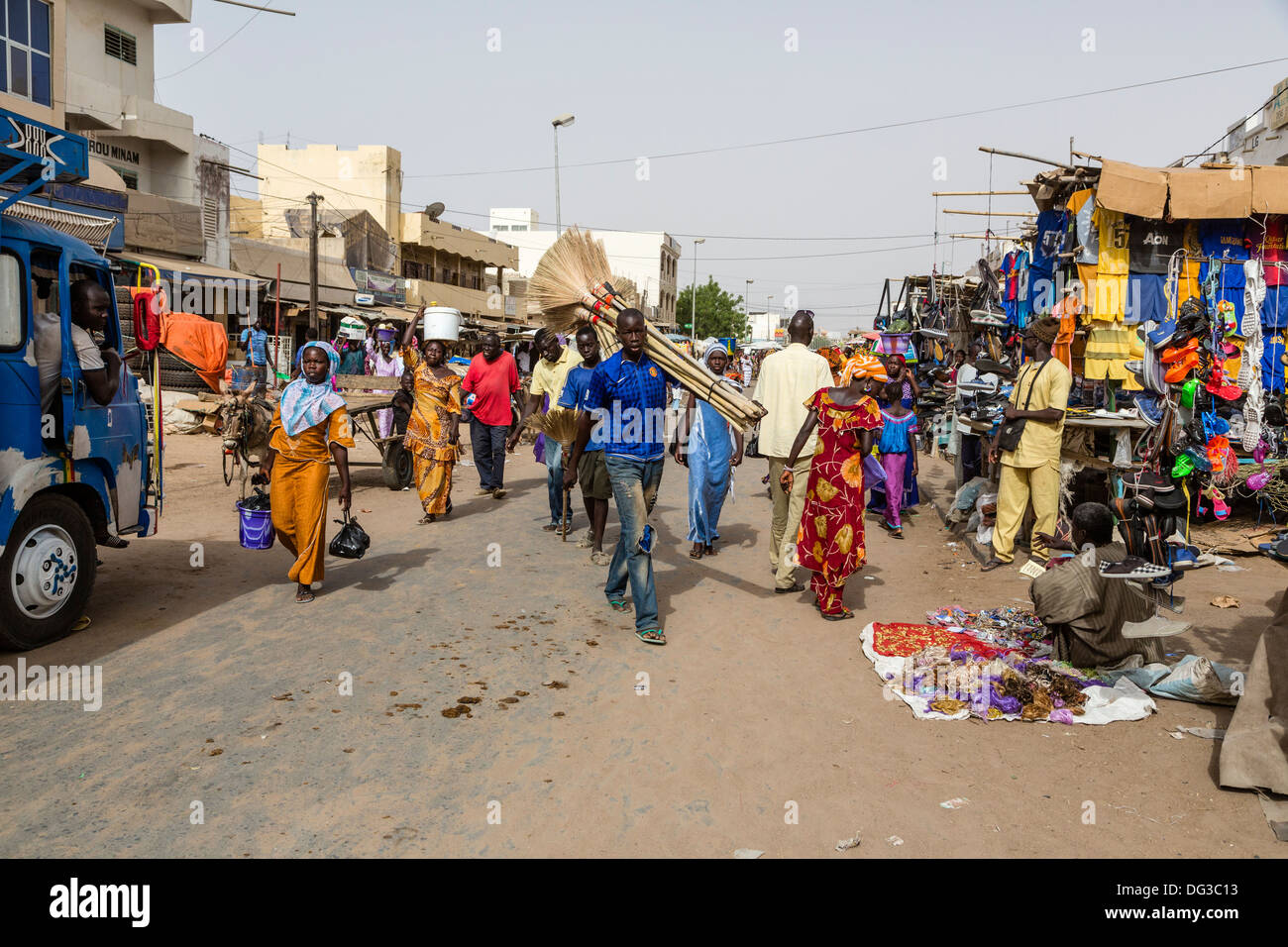 Sénégal, Touba. Scène de rue dans le marché. Banque D'Images