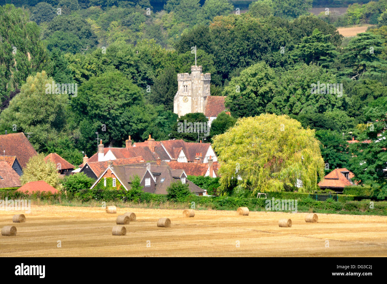 Argent - Chiltern Hills - Crassier - après la récolte - balles de paille - golden - village de toile - la lumière du soleil Banque D'Images