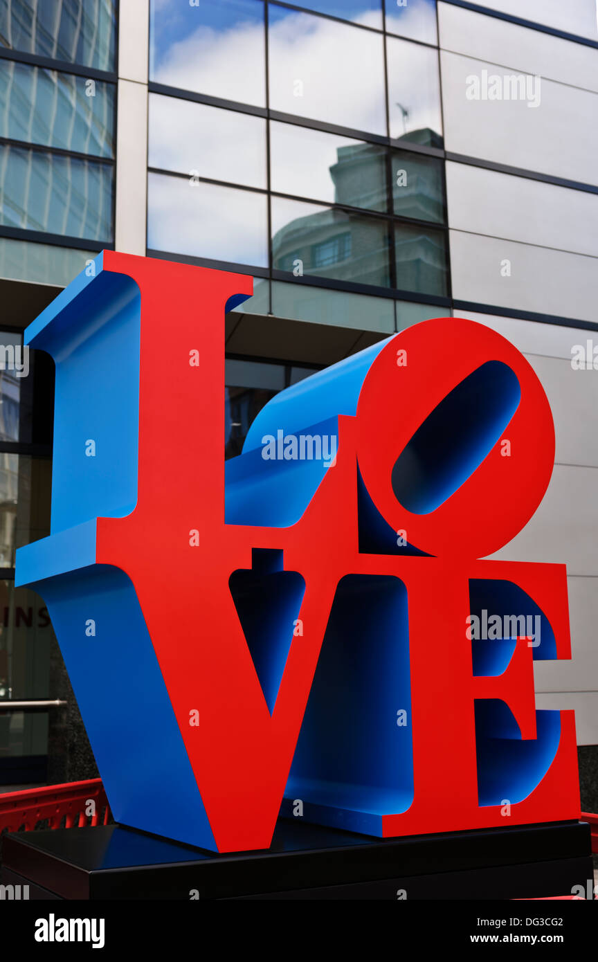 Sculpture "Love" de Robert Indiana, ville de Londres, Angleterre, Royaume-Uni. Banque D'Images