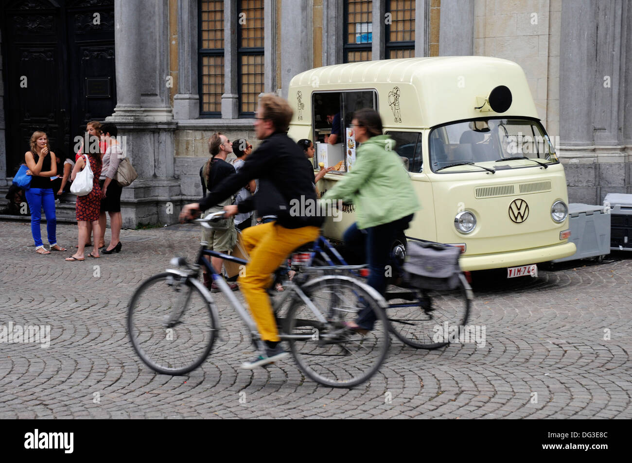 Un VW camper van utilisé comme une glace van à Bruges, Belgique Banque D'Images