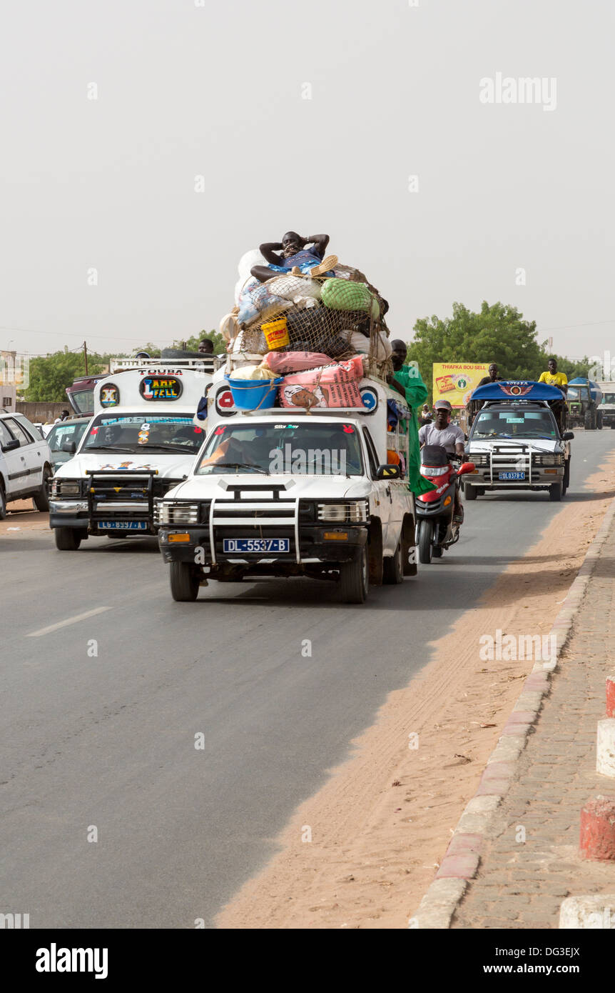 Sénégal, Touba. La sécurité de la circulation. Circonscription de passagers sur le dessus, sans garantie. Banque D'Images