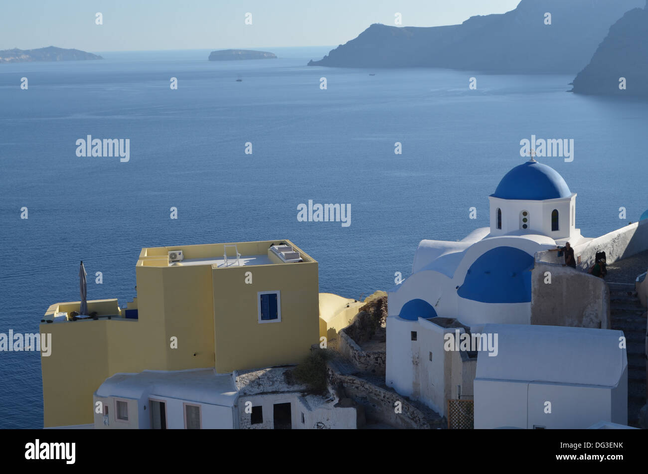 Une belle vieille église de l'île de Santorin dans les Cyclades, en Grèce, au-delà est l'Aegen sea Banque D'Images