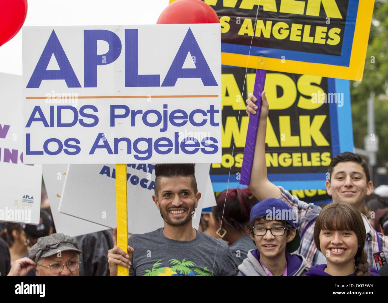 Los Angeles, Californie, USA. 13 Oct, 2013. Des milliers de personnes participent à la 29e marche annuelle contre le SIDA Los Angeles le dimanche, Octobre 13, 2013 à West Hollywood, Californie. Ringo : crédit Chiu/ZUMAPRESS.com/Alamy Live News Banque D'Images