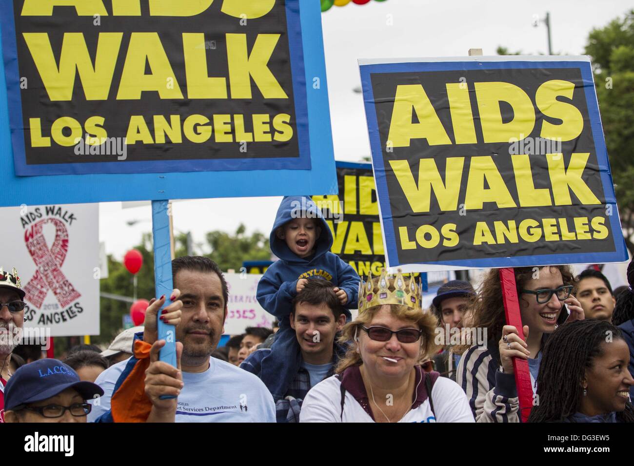 Los Angeles, Californie, USA. 13 Oct, 2013. Des milliers de personnes participent à la 29e marche annuelle contre le SIDA Los Angeles le dimanche, Octobre 13, 2013 à West Hollywood, Californie. Ringo : crédit Chiu/ZUMAPRESS.com/Alamy Live News Banque D'Images
