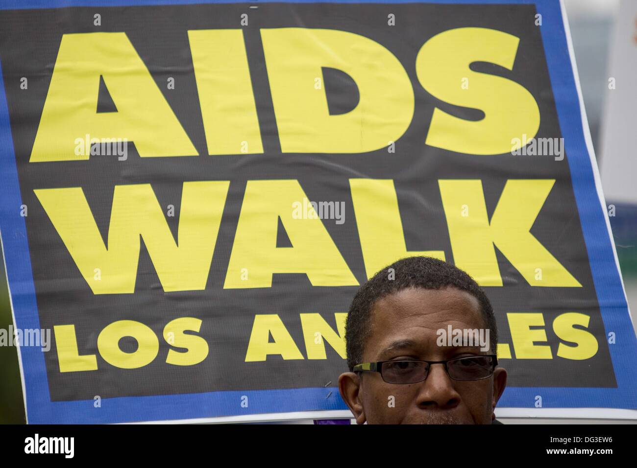 Los Angeles, Californie, USA. 13 Oct, 2013. Un homme avec un signe se joint à des milliers de personnes participent à la 29e marche annuelle contre le SIDA Los Angeles le dimanche, Octobre 13, 2013 à West Hollywood, Californie. Ringo : crédit Chiu/ZUMAPRESS.com/Alamy Live News Banque D'Images
