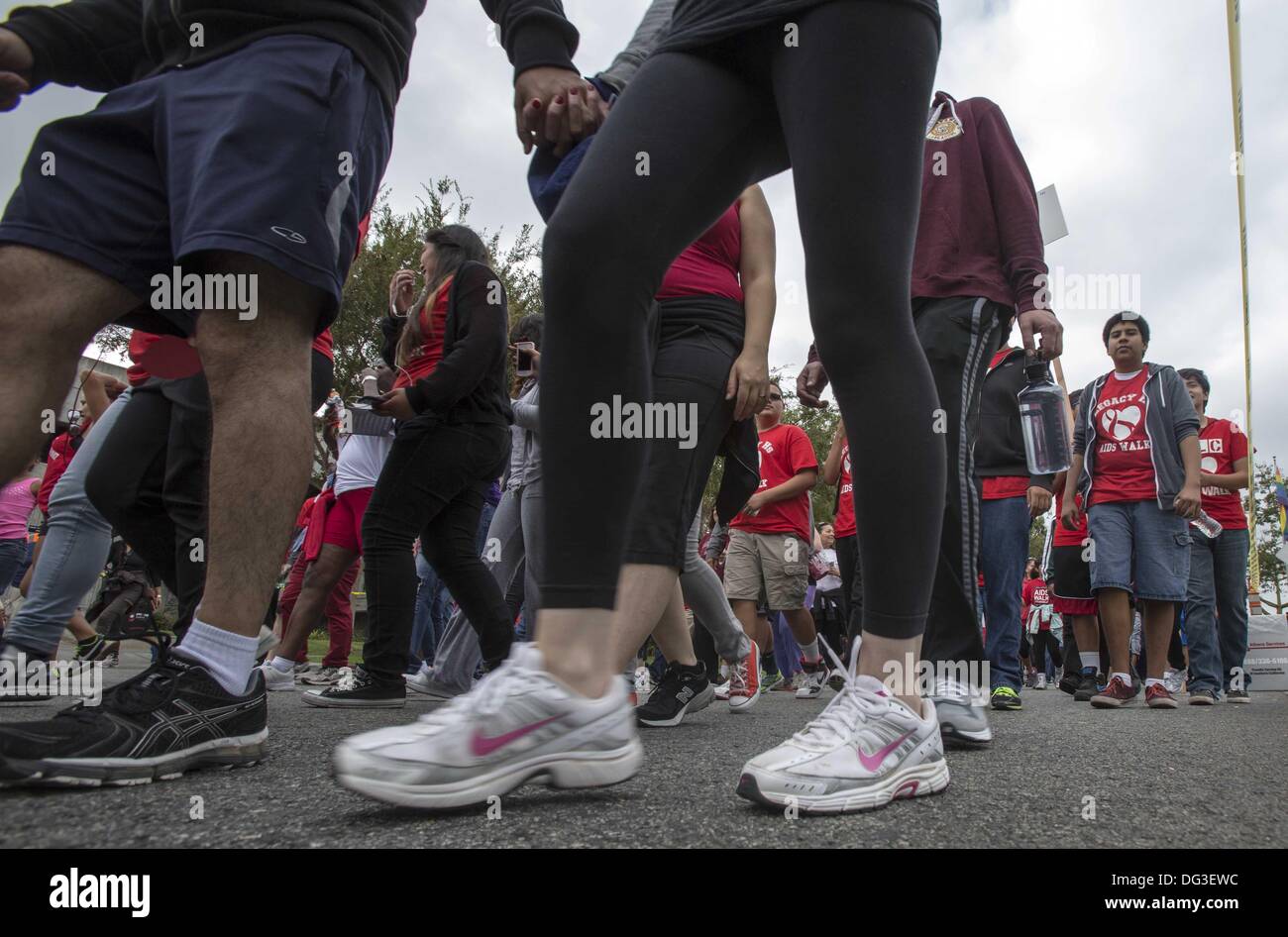 Los Angeles, Californie, USA. 13 Oct, 2013. Des milliers de personnes participent à la 29e marche annuelle contre le SIDA Los Angeles le dimanche, Octobre 13, 2013 à West Hollywood, Californie. Ringo : crédit Chiu/ZUMAPRESS.com/Alamy Live News Banque D'Images