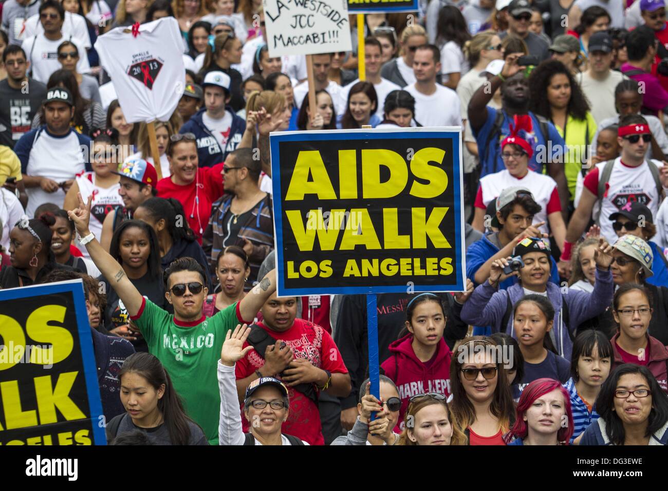 Los Angeles, Californie, USA. 13 Oct, 2013. Des milliers de personnes participent à la 29e marche annuelle contre le SIDA Los Angeles le dimanche, Octobre 13, 2013 à West Hollywood, Californie. Ringo : crédit Chiu/ZUMAPRESS.com/Alamy Live News Banque D'Images