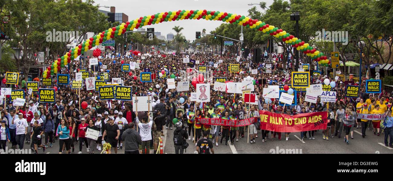 Los Angeles, Californie, USA. 13 Oct, 2013. Des milliers de personnes participent à la 29e marche annuelle contre le SIDA Los Angeles le dimanche, Octobre 13, 2013 à West Hollywood, Californie. Ringo : crédit Chiu/ZUMAPRESS.com/Alamy Live News Banque D'Images