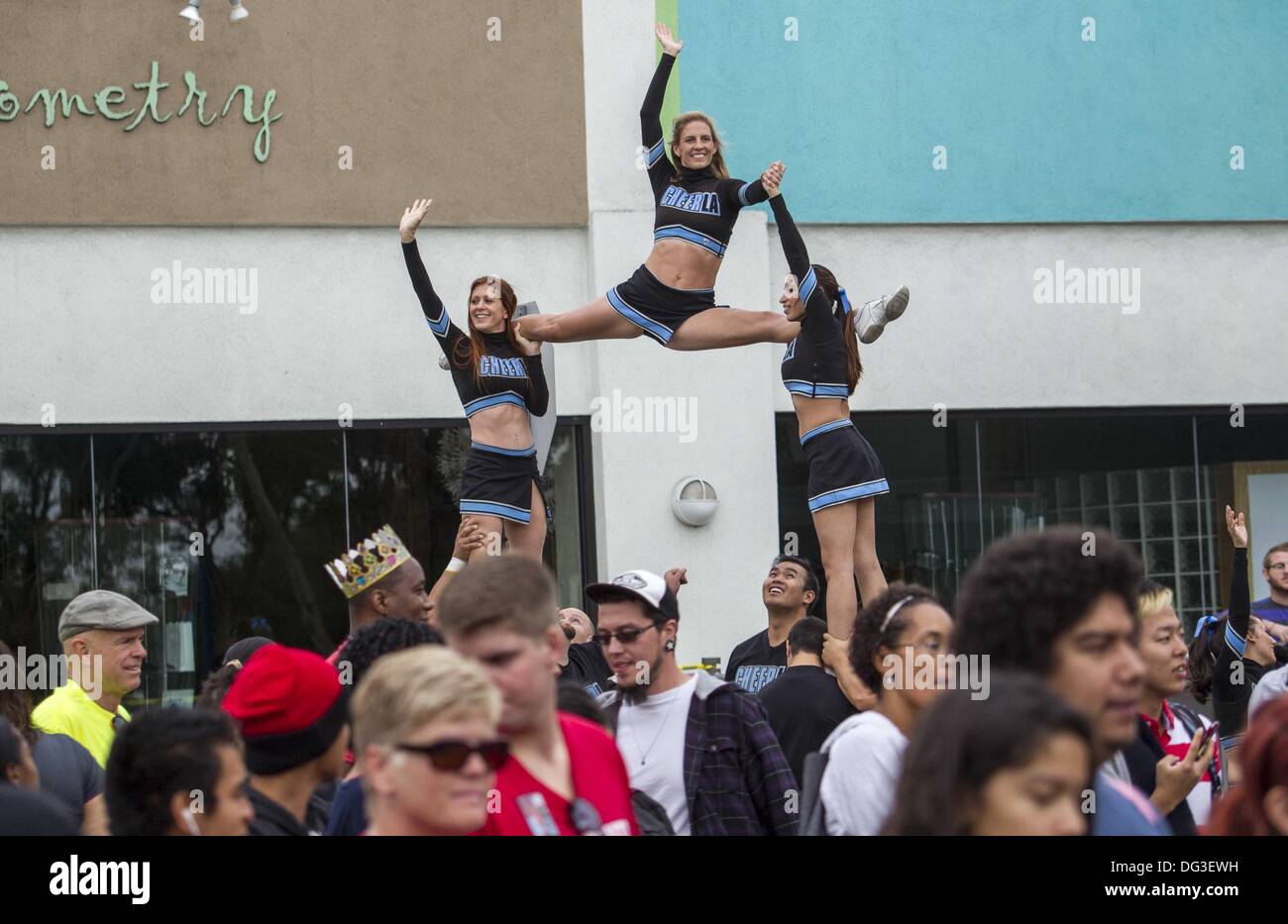 Los Angeles, Californie, USA. 13 Oct, 2013. Des milliers de personnes comme meneuses de participer à la 29e marche annuelle contre le SIDA Los Angeles le dimanche, Octobre 13, 2013 à West Hollywood, Californie. Ringo : crédit Chiu/ZUMAPRESS.com/Alamy Live News Banque D'Images