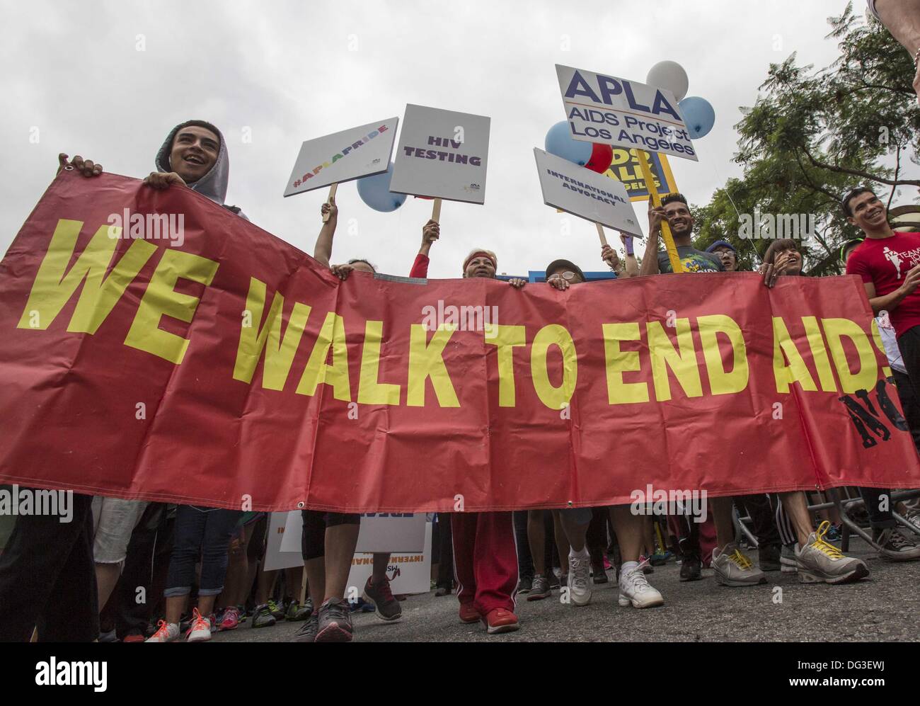 Los Angeles, Californie, USA. 13 Oct, 2013. Des milliers de personnes participent à la 29e marche annuelle contre le SIDA Los Angeles le dimanche, Octobre 13, 2013 à West Hollywood, Californie. Ringo : crédit Chiu/ZUMAPRESS.com/Alamy Live News Banque D'Images