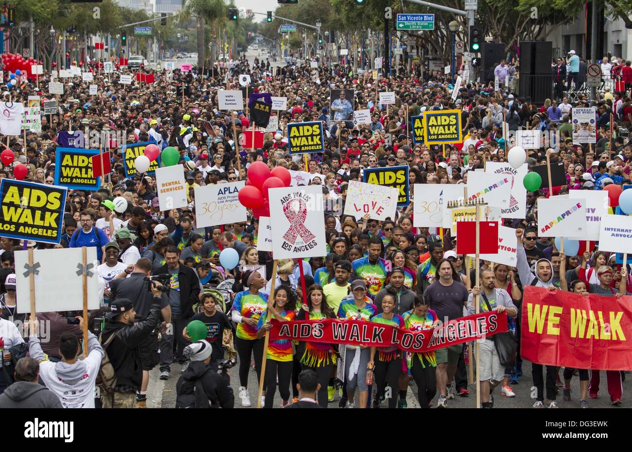 Los Angeles, Californie, USA. 13 Oct, 2013. Des milliers de personnes participent à la 29e marche annuelle contre le SIDA Los Angeles le dimanche, Octobre 13, 2013 à West Hollywood, Californie. Ringo : crédit Chiu/ZUMAPRESS.com/Alamy Live News Banque D'Images