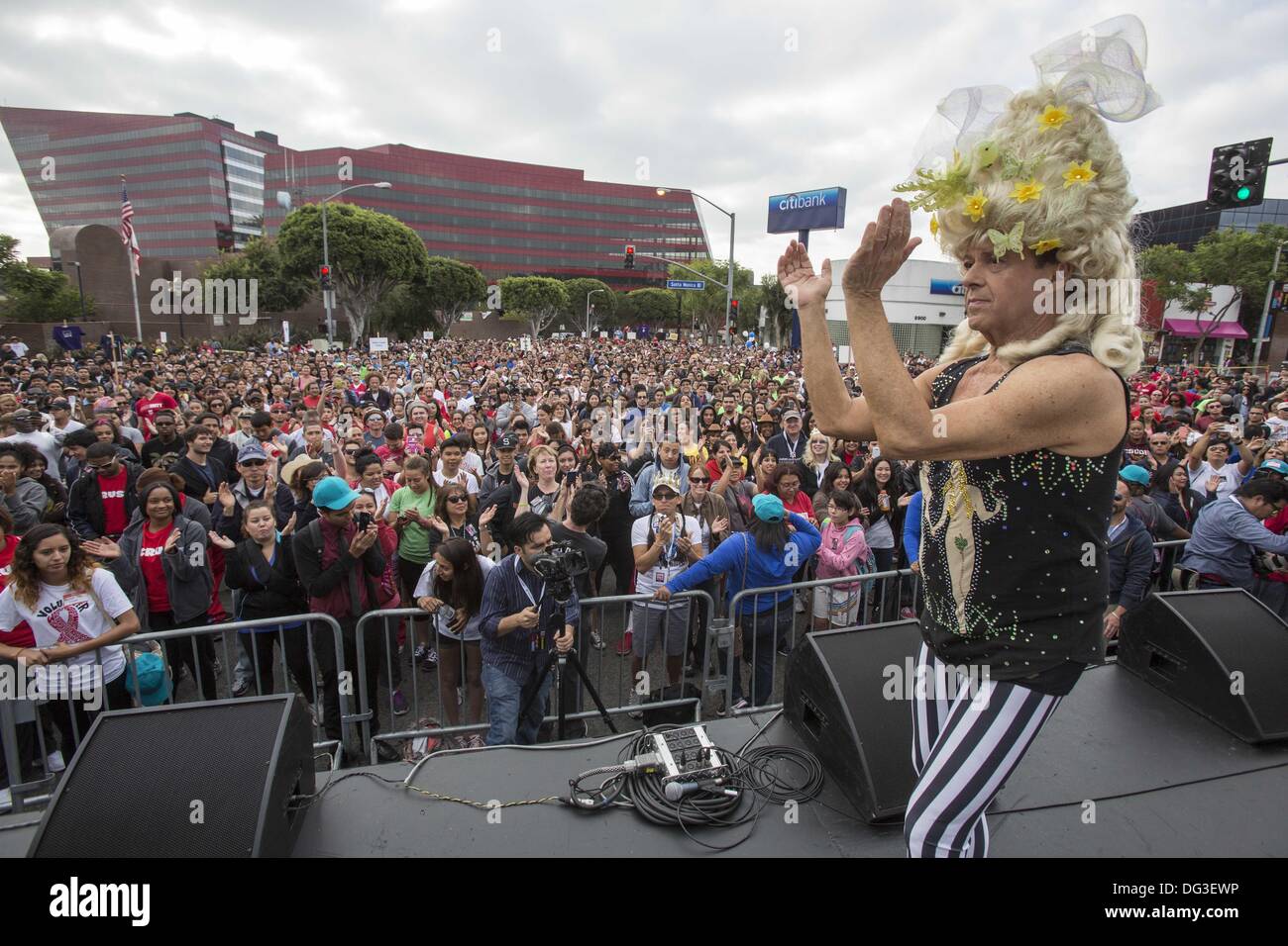 Los Angeles, Californie, USA. 13 Oct, 2013. Richard Simmons mène des milliers de personnes au cours d'un échauffement aérobique avant de commencer la 29e marche annuelle contre le SIDA Los Angeles le dimanche, Octobre 13, 2013 à West Hollywood, Californie. Ringo : crédit Chiu/ZUMAPRESS.com/Alamy Live News Banque D'Images