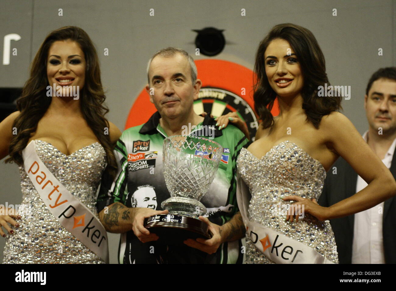 Dublin, UK. 13 Oct, 2013. Party Poker PDC World Grand Prix Fléchettes -la finale : Phil Taylor remporte son 11e titre du Grand Prix sur Dave Chisnall par 6 sets à 0 à l'Cirtwest Hotel, Dublin, Irlande Crédit : Michael Cullen/Alamy Live News Banque D'Images