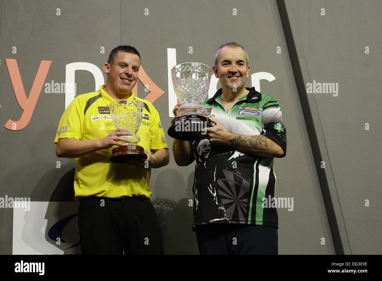 Dublin, UK. 13 Oct, 2013. Party Poker PDC World Grand Prix Fléchettes -la finale : Phil Taylor remporte son 11e titre du Grand Prix sur Dave Chisnall par 6 sets à 0 à l'Cirtwest Hotel, Dublin, Irlande Crédit : Michael Cullen/Alamy Live News Banque D'Images