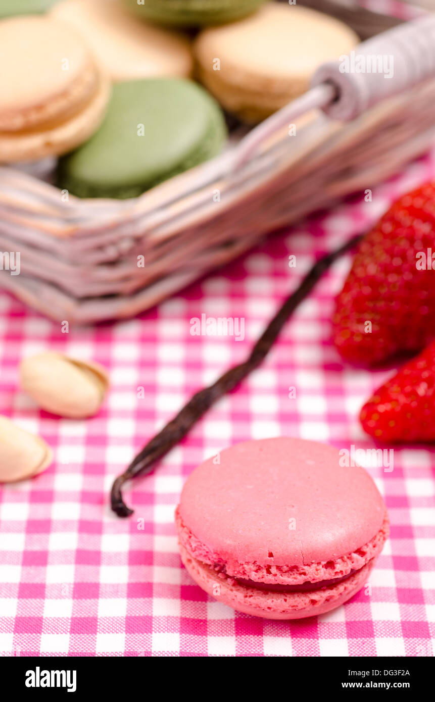 Macaron rouge français doux avec différents fruits Banque D'Images