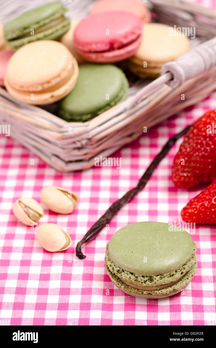 Macaron français vert aux pistaches en format vertical Banque D'Images