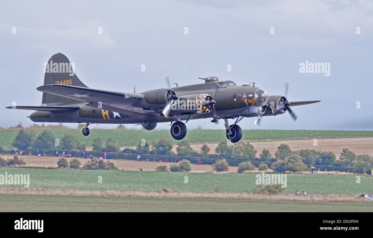 Sally b b17 flying fortress Banque de photographies et d’images à haute ...