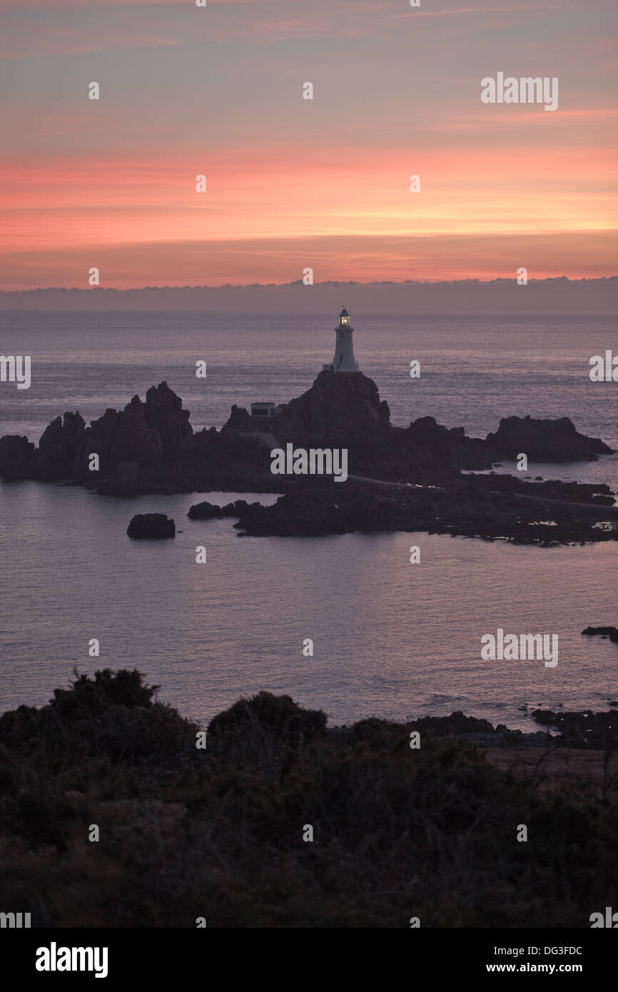 Point Corbiere et Phare. St Brelade. SW. Jersey, Channel Islands. UK. Coucher de soleil d'août. Banque D'Images