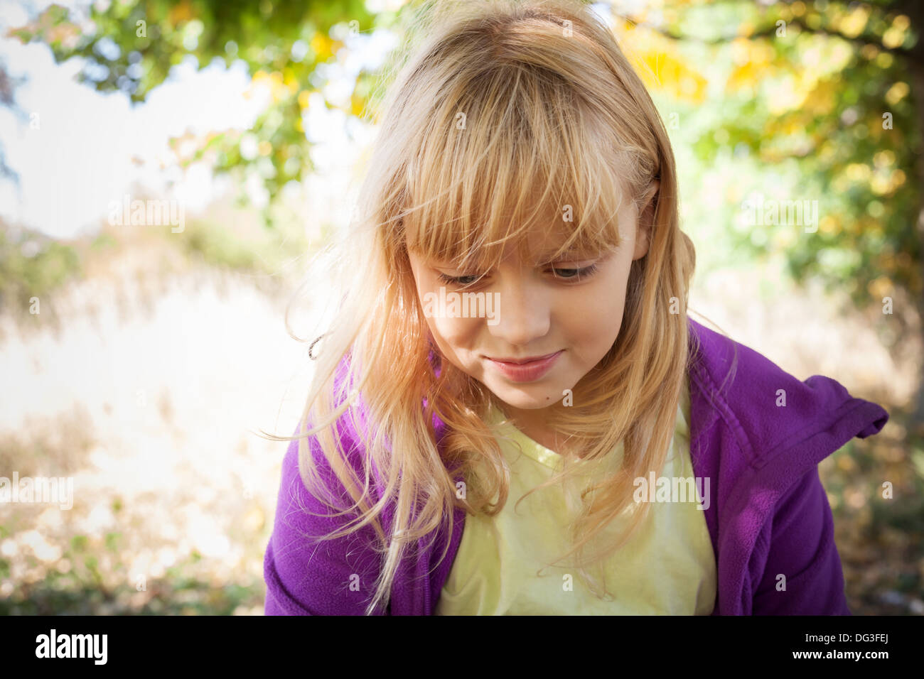 Portrait de la petite fille blonde smiling in autumn park Banque D'Images