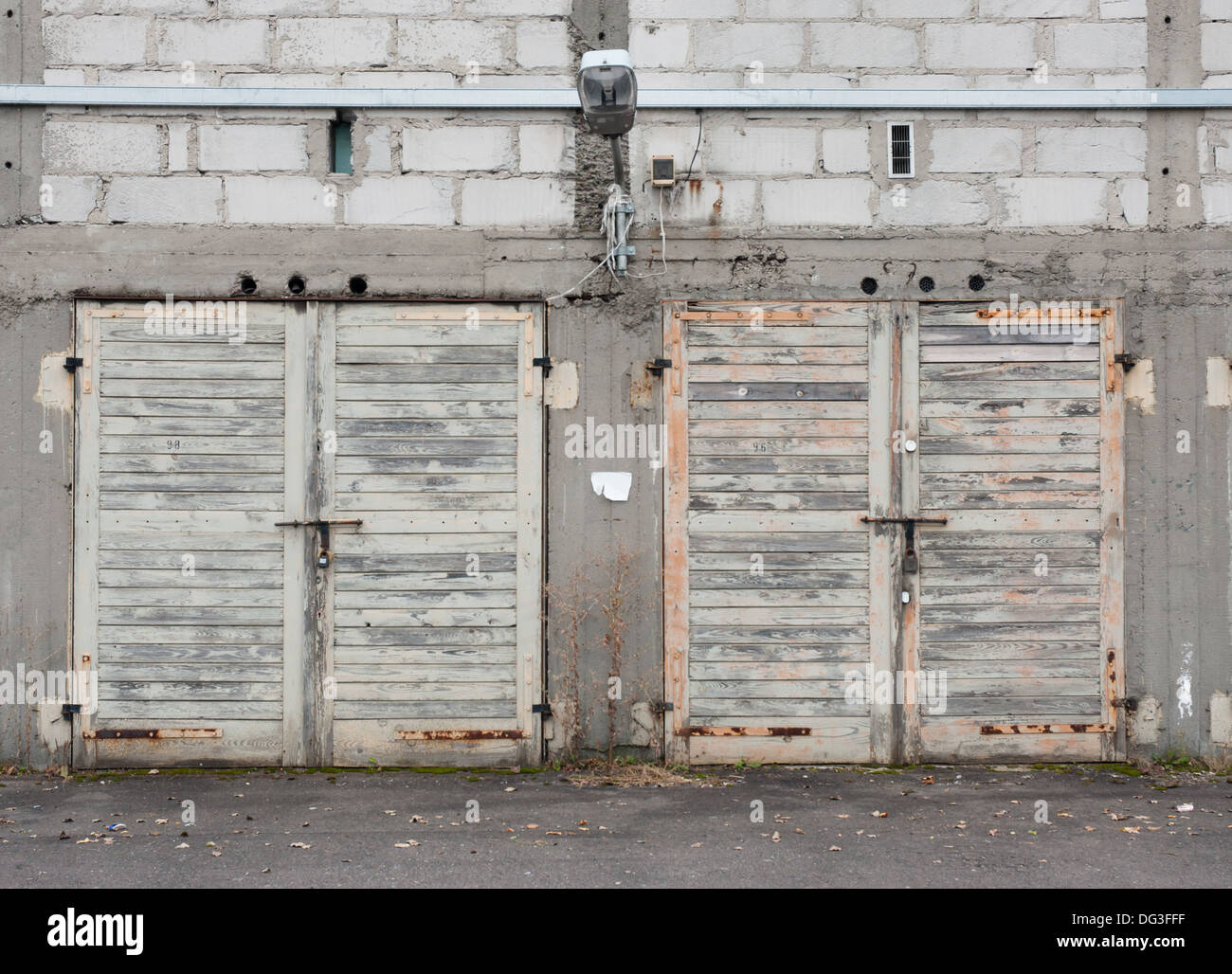 Ensemble de vieilles portes de garage Banque D'Images