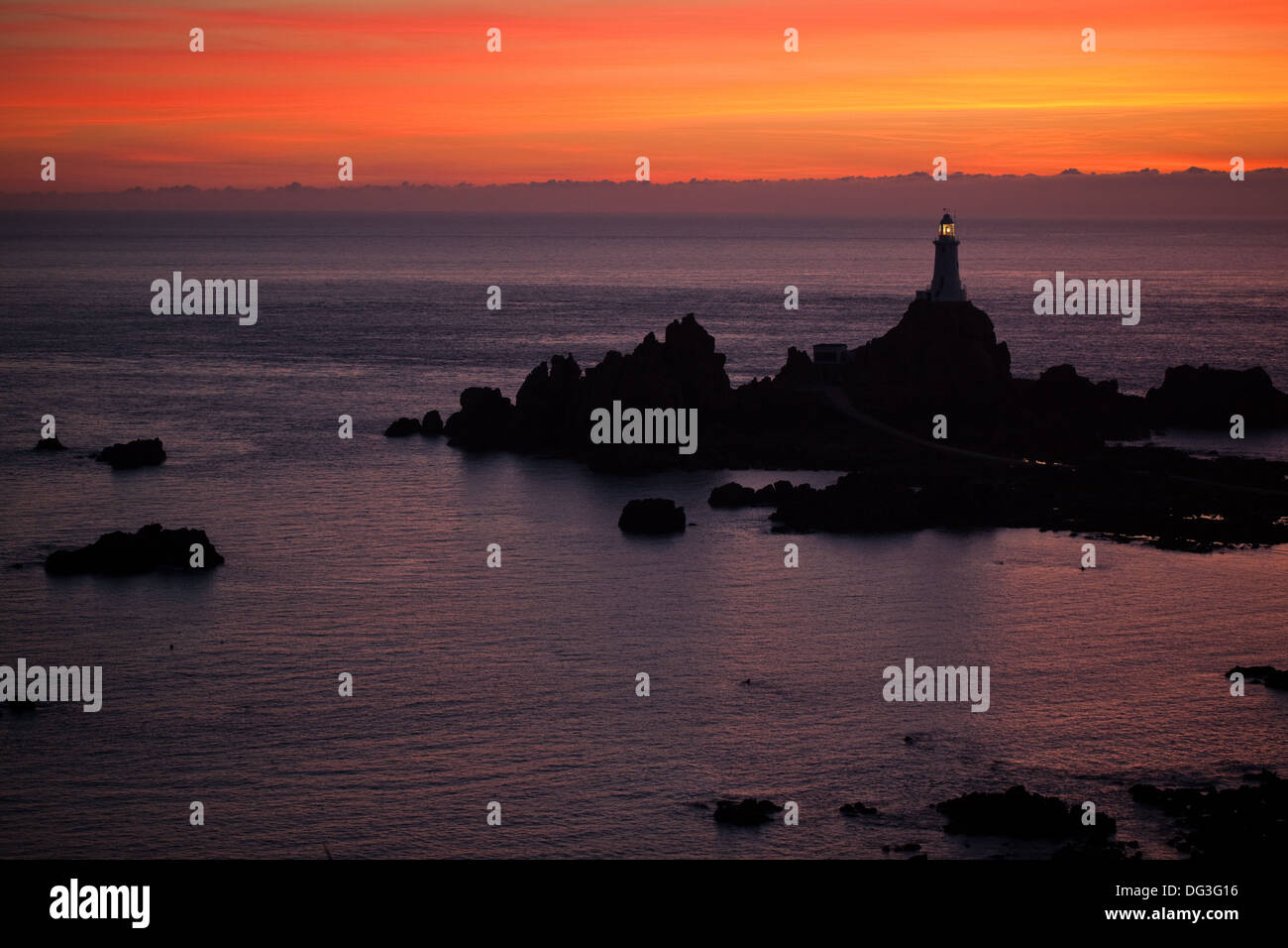 Point Corbiere et Phare. St Brelade. SW. Jersey, Channel Islands. UK. Coucher de soleil d'août. Banque D'Images