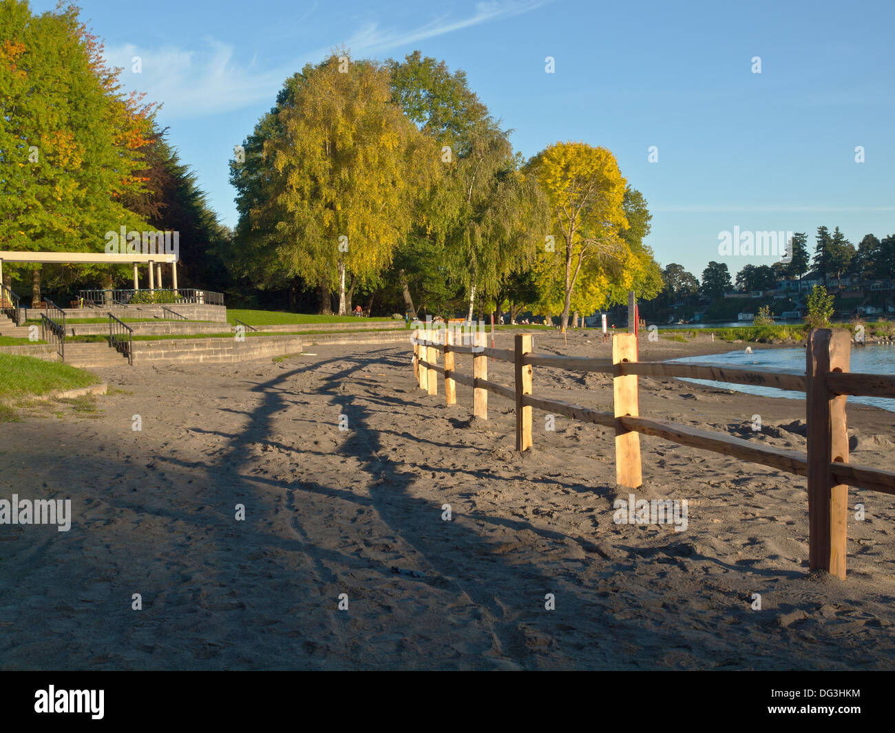 Clôtures en bois et sable dans Blue Lake Park Fairview Oregon. Banque D'Images
