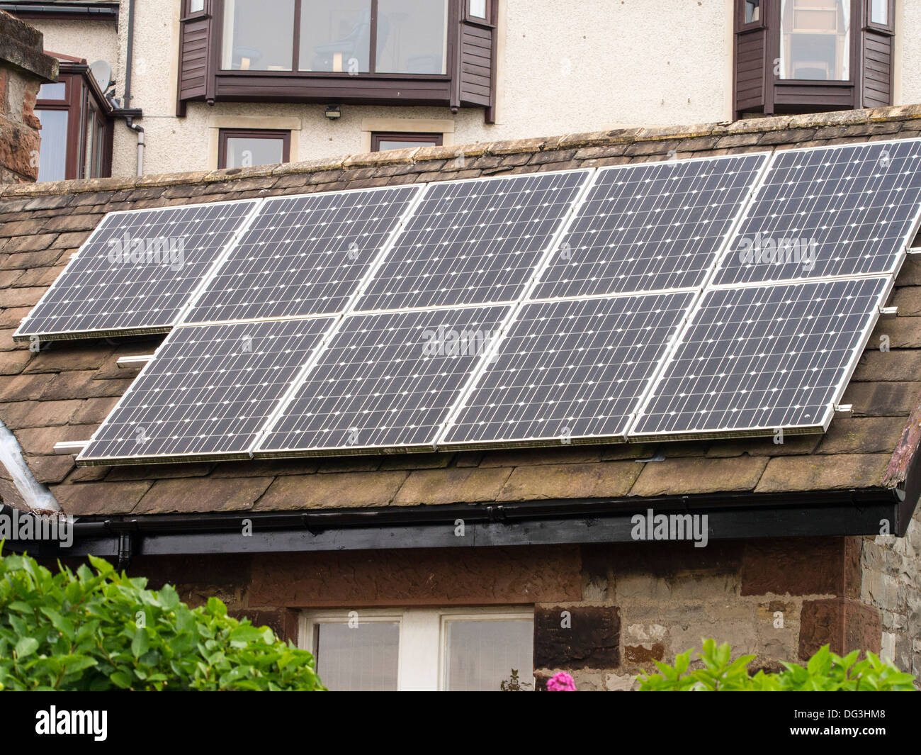 Des panneaux solaires sur un toit de maison dans la région de Grange Over Sands, Cumbria, Royaume-Uni. Banque D'Images