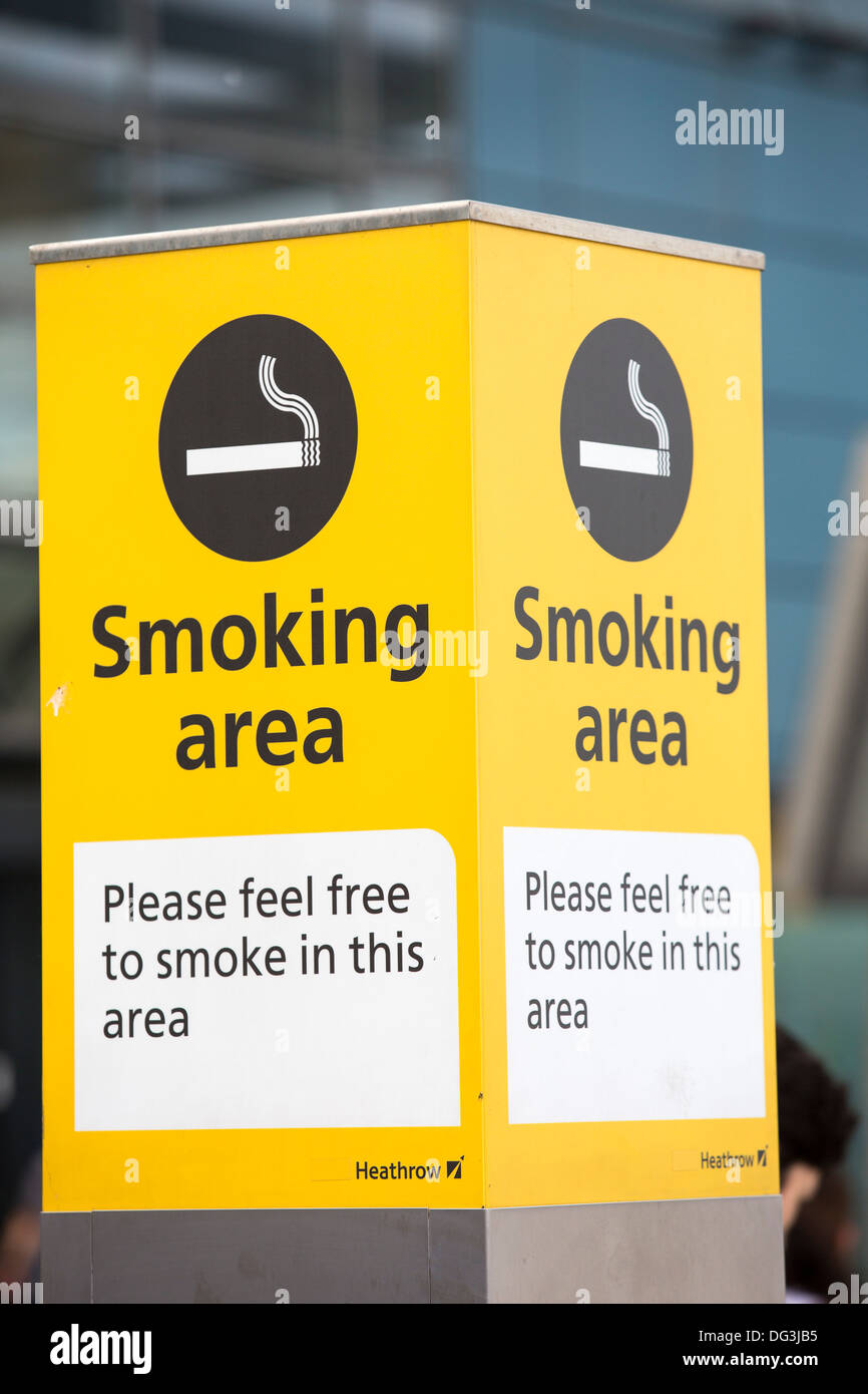 Une zone fumeurs à l'aéroport de Heathrow, Londres, Royaume-Uni. Banque D'Images Une zone fumeurs à l'aéroport de Heathrow, Londres, Royaume-Uni. Banque D'Images