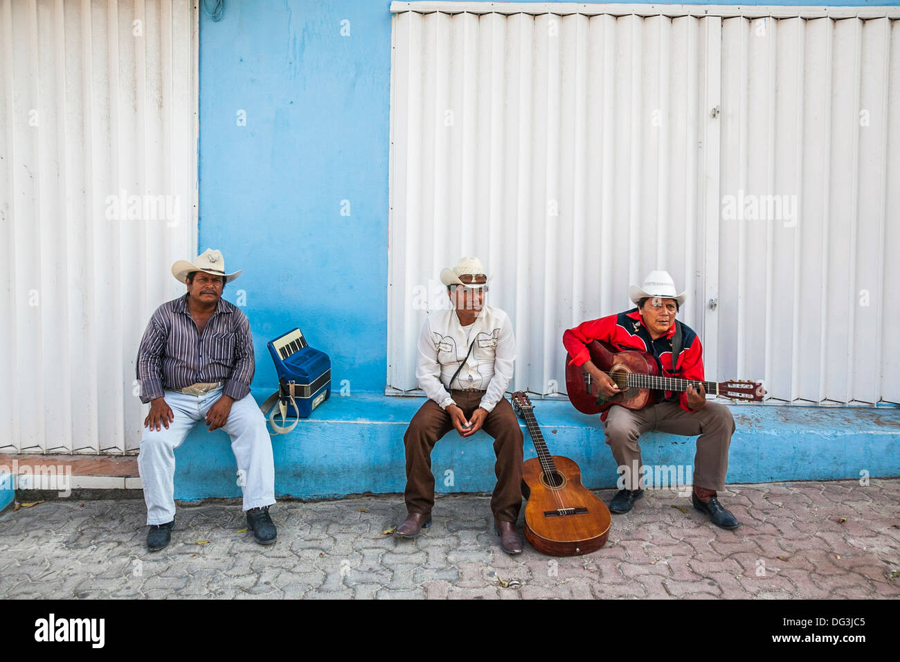 3 mexicains avec leur guitare et accordéon Banque D'Images