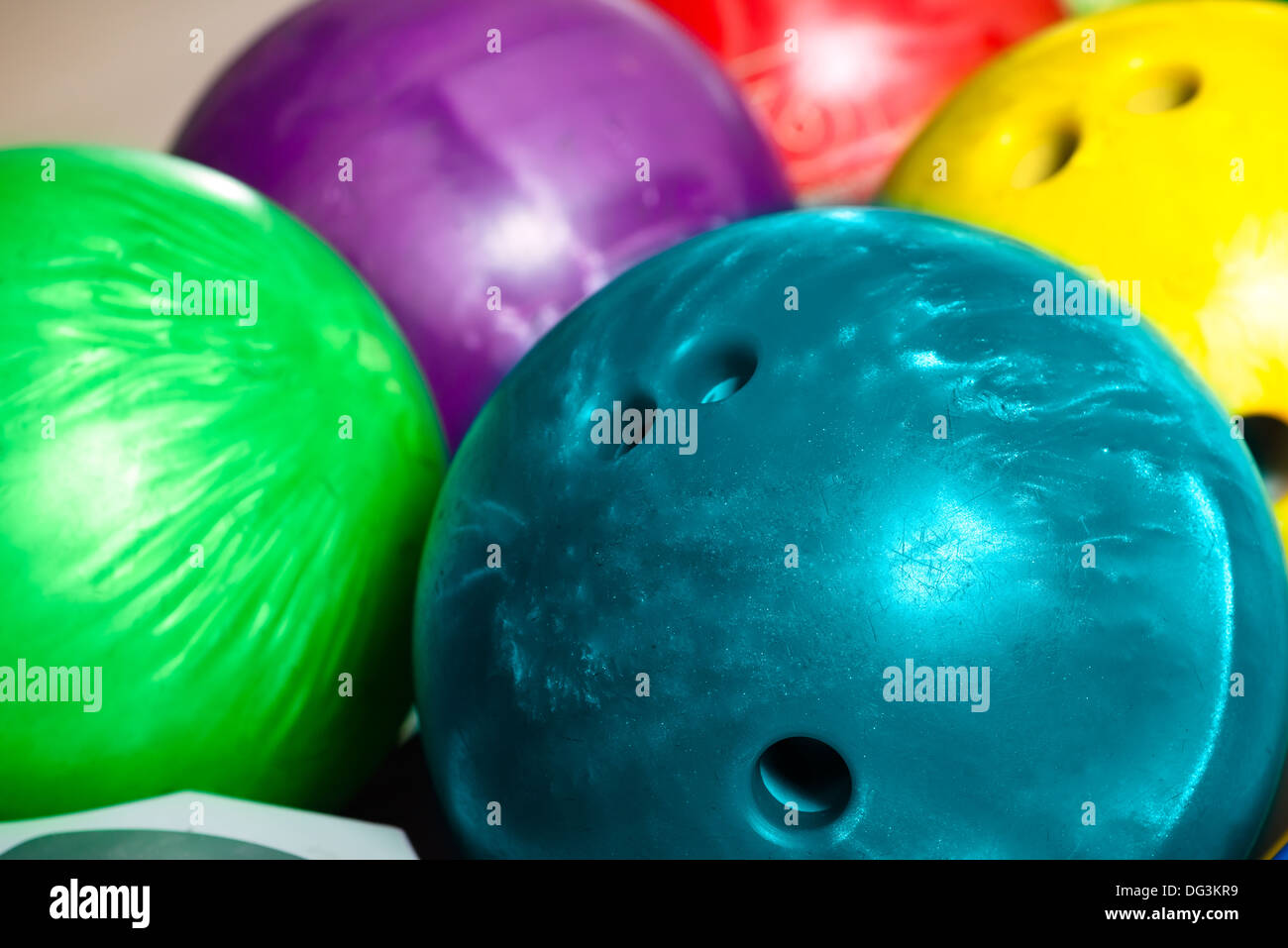 Boules colorées en face de l'tenpin alley Banque D'Images