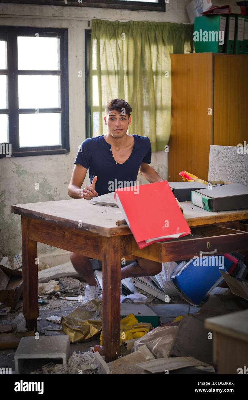 Jeune homme de bureau très malpropre à perdu ou confus. Banque D'Images