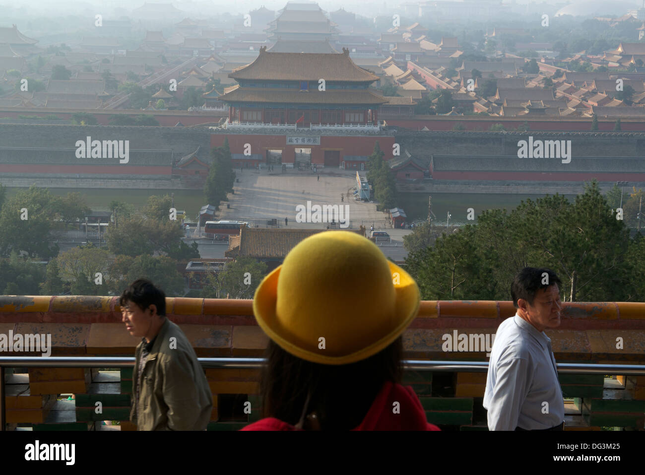 Une jeune femme regarde la Cité interdite à partir de la colline du charbon dans la brume de Beijing, Chine . 07-Oct-2013 Banque D'Images