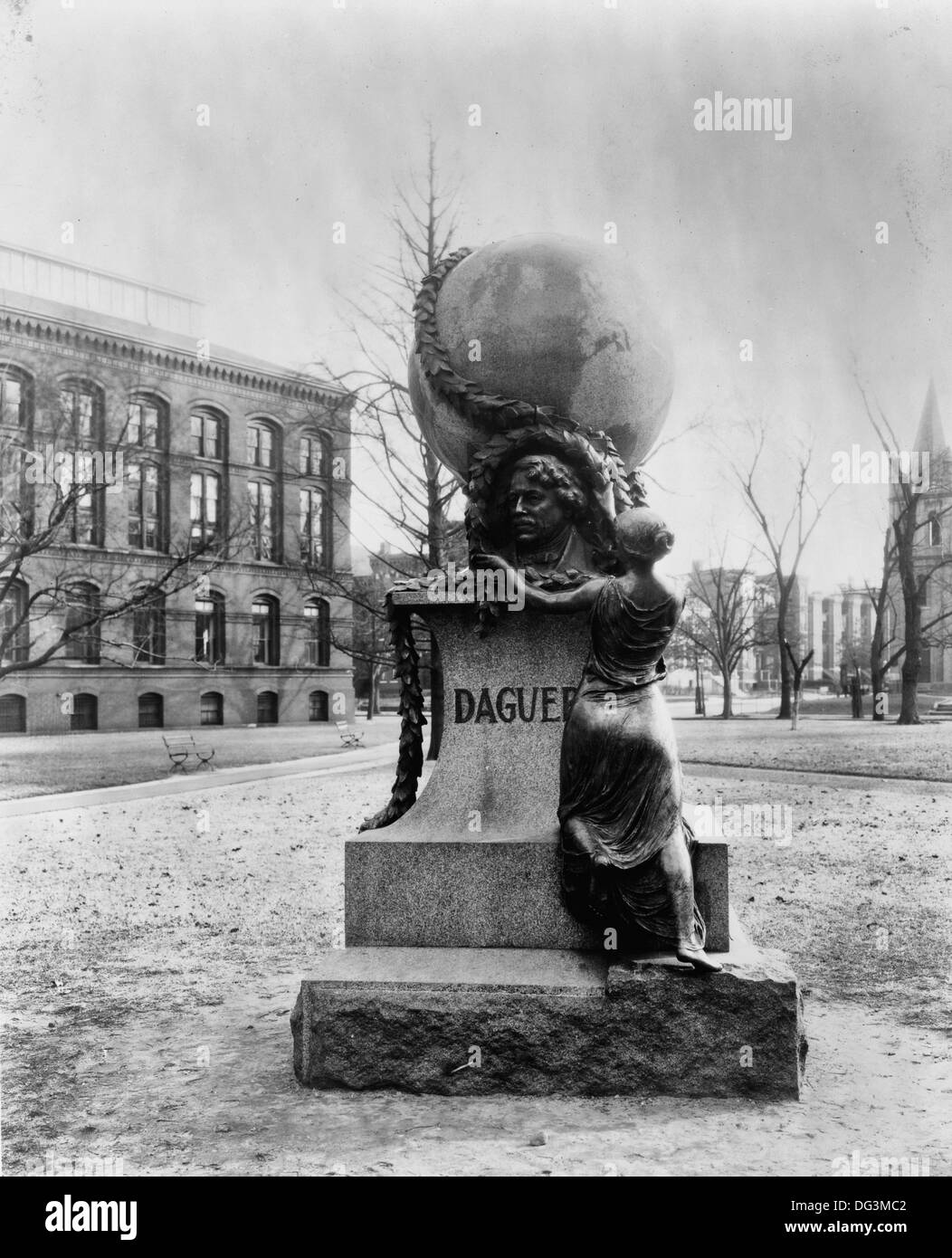 Monument à Louis Daguerre sur motifs Smithsonian, Washington, D.C., vers 1920 Banque D'Images